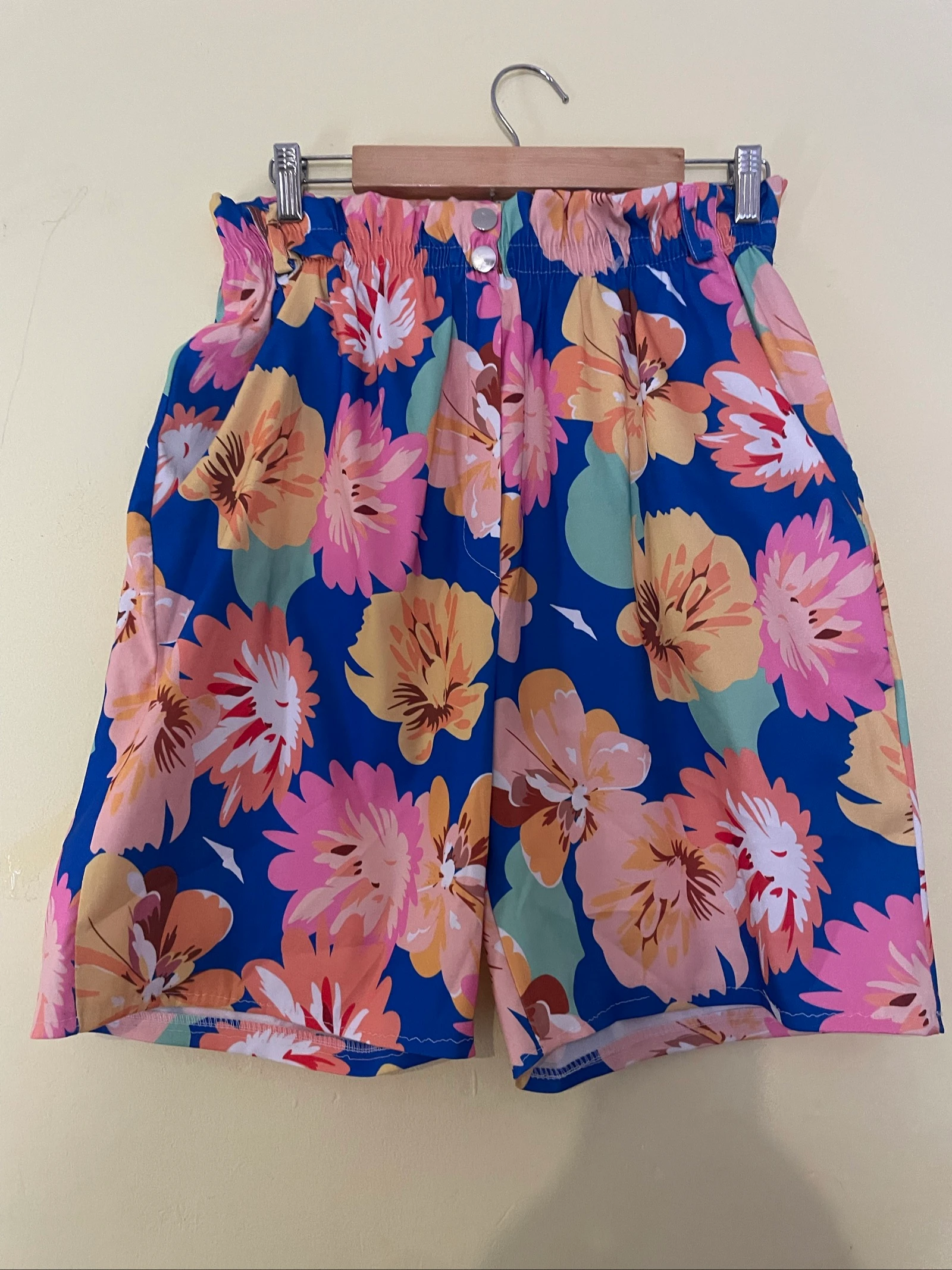 Calções Curtos Florais Femininos - Azul Royal com Flores Grandes 